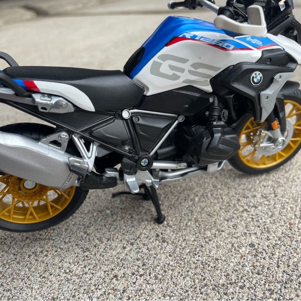 2019 BMW R1250 GS Diecast Motorcycle Model 1:12 Maisto - Picture 3 of 16